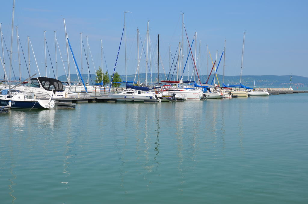 Modern Apartment With Lake View Balatonlelle Exterior photo