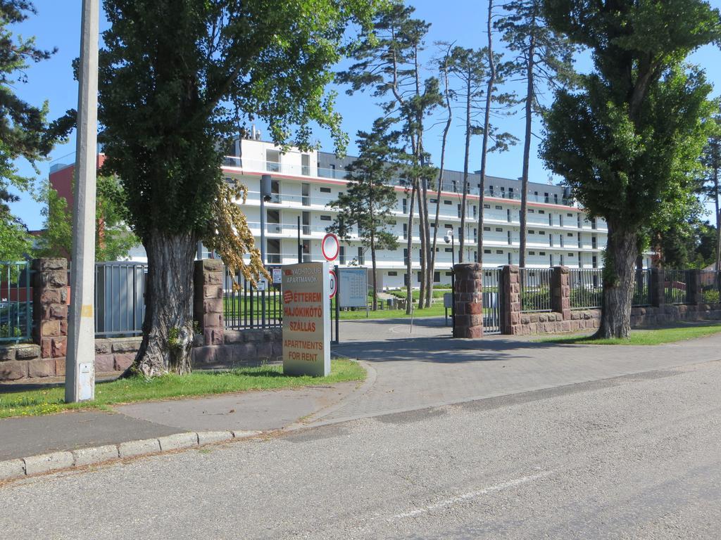 Modern Apartment With Lake View Balatonlelle Exterior photo